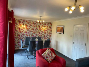 Cambridge 4 bed house with BIG garden, FREE On-site Parking, Self Check-in, SUPER Fast WIFI & Sleeps 10